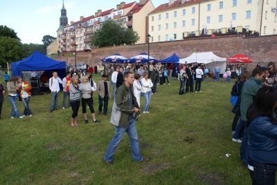 Mieszkańcy Kamienia choć zawiedzeni brakiem występu gwiazdy wieczoru - zespołu Ha-Dwa-O i tak tłumnie przybyli na kamieńskie błonia.