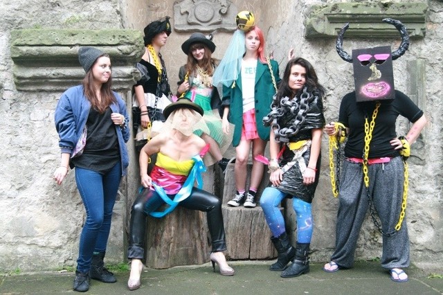 Efekty warsztatów z kreatywnej mody, które odbyły się w szydłowieckim zamku, mieszkańcy miasta mogli podziwiać podczas pokazu mody na dziedzińcu zmakowym.