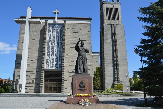 Pomnik Jana Pawła II przed bazylika konkatedralną