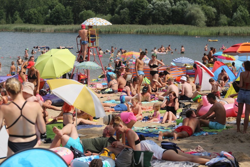 Plażowicze korzystają ze słonecznej pogody.