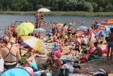 Tłumy nad Pogorią III w Dąbrowie Górniczej. Plażowicze korzystają ze słonecznej pogody. Byliście dziś na plaży? 