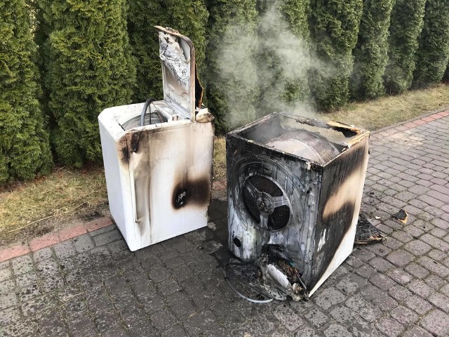 W niedzielę strażacy z OSP Klepacze wyjechali do pożaru w łazience jednego z domów jednorodzinnych w Klepaczach przy ulicy Wodociągowej. Na miejscu okazało się że doszło do zwarcia instalacji i zapaleniu uległy pralka oraz suszarka.
