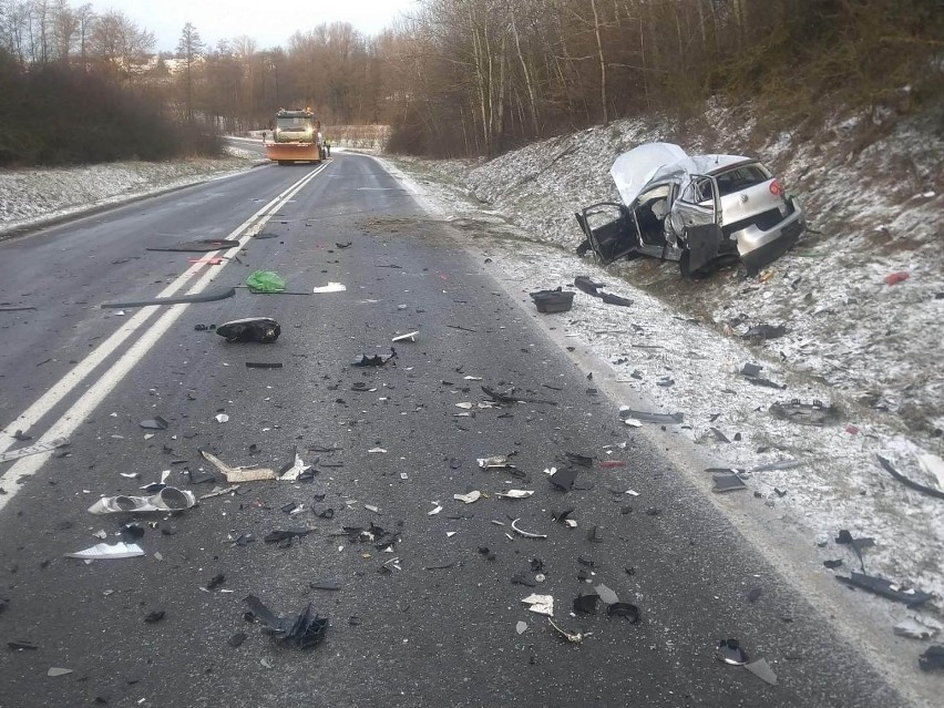 Po zderzeniu volkswagena z mercedesem w Grabkach Dużych pod...