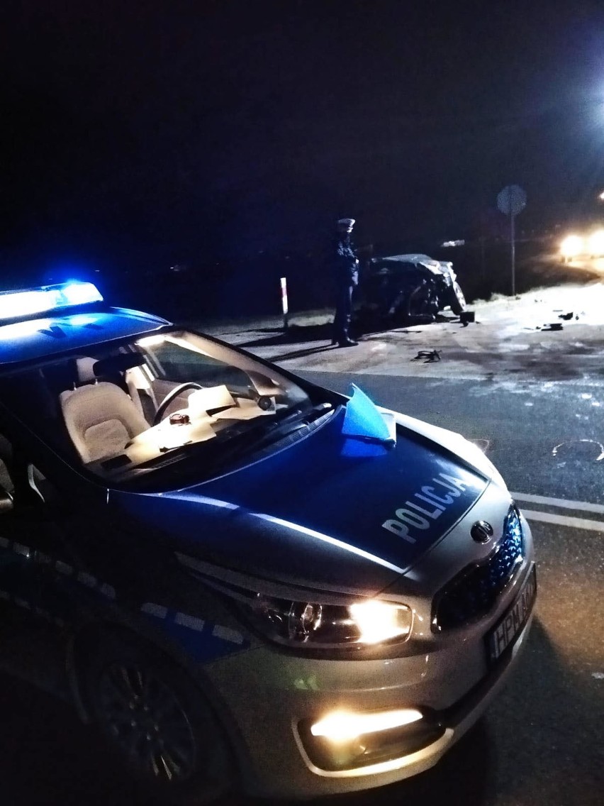 Moczydły. Wypadek na obwodnicy Raczek. Zderzenie audi z ciężarówką. 21-letni kierowca osobówki trafił do szpitala 