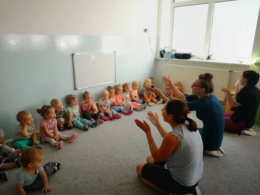 Maluchy poznają świat, rówieśników i nowe sytuacje. Wygląda na to, że bardzo im się podoba [ZDJĘCIA]