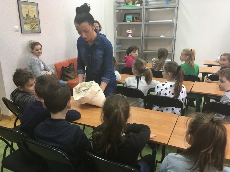Gmina Pawłów. Uczniowie z Jadownik uczyli się w muzeum jak upiec w domu pyszny chleb
