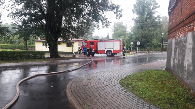 Sprawdziły się prognozy synoptyków. W niedzielę, 10 czerwca, przez województwo lubuskie przeszły gwałtowne burze. W wielu miejscach burzom towarzyszyły ulewne opady deszczu. Na efekty nie trzeba było długo czekać.Sprawdź prognozę pogody na poniedziałek, 11 czerwca.Pełne ręce roboty mieli m. in. strażacy z OSP Cybinka. Na swoim facebookowym profilu opublikowali zdjęcia z interwencji po przejściu niedzielnych nawałnic. Ale podobna sytuacja miała miejsce również w innych miastach w regionu. Lokalne podtopienia miały miejsce też w Świebodzinie. W Kostrzynie woda tradycyjnie już zalała ul. Sikorskiego pod wiaduktem kolejowym, wielka kałuża zebrała się też przy dawnym urzędzie miasta na przy ul. Kopernika. Internauci informowali nas również o ogromnej kałuży na głównej ulicy Witnicy, niedaleko działającego w mieście browaru. Z kolei na drodze wojewódzkiej nr 132 woda wypłukała na asfalt ziemię i glinę z bocznych dróg. Takie miejsca były niezwykle niebezpieczne, kierowcy gwałtownie hamowali, aby nie uszkodzić opon i zawieszenia na zwałach naniesionej przez wodę ziemi. Kierowcy i piesi z zalanymi ulicami musieli się też zmagać w wielu miejscach Słubic. Ulewa przeszła też przez Gorzów. Przez kilkanaście minut w mieście było istne oberwanie chmury. To pokrzyżowało nieco plany zawodnikom i kibicom, obecnym na stadionie im. Edwarda Jancarza. Sędzia zdecydował o przerwaniu żużlowych derbów po 14. biegu. W Gorzowie trwały też dni miasta, ale deszcz nie przepędził mieszkańców. Mokrzy, ale szczęśliwi, bawili się dalej. Autor: oprac. (pik)Czytaj więcej o pogodzie w Lubuskiem:  Pogoda w Lubuskiem