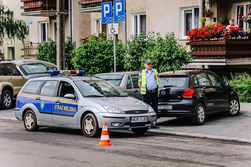 Ostrów Maz. Trwa przepinanie linii energetycznych i usuwanie słupów na ul. Kościuszki 