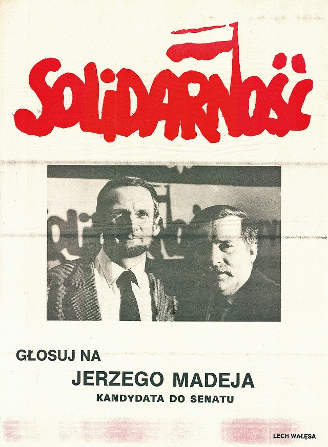 Jerzy Madej, wówczas wykładowca w Wyższej Szkole Inżynierskiej, jak każdy kandydat obozu "Solidarności" miał zdjęcie z Lechem Wałęsą.