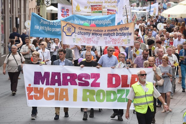 „Czas na Rodzinę!” Pod takim hasłem przeszedł dzisiaj przez Toruń Marsz dla Życia i Rodziny. Marsze przeszły także ulicami kilkudziesięciu miast całej Polski. Marsze dla Życia i Rodziny to fenomen wśród wydarzeń o charakterze publicznym. Od kilkunastu lat w maju i czerwcu ulicami szeregu miejscowości idą tłumy ludzi, którzy bronią - jak piszą organizatorzy -  każdego życia ludzkiego i głoszą jego niepodważalną wartość.Zobacz takżeBalony nad Toruniem