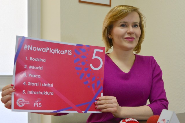 Anna Krupka podczas konferencji na temat "NowejPiątkiPiS"