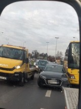 Dwa wypadki na jednej z głównych dróg Wrocławia. Dojazd na Bielany to jeden wielki korek