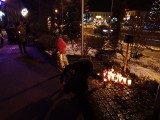 Mieszkańcy Nowej Dęby przeciwko przemocy. Płoną znicze pod portretem prezydenta Gdańska Pawła Adamowicza  