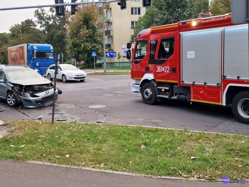 We Włocławku zderzyły się dwa samochody osobowe: peugeot i...