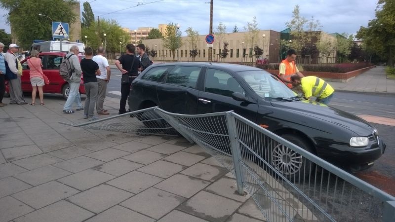 Wypadek na skrzyżowaniu ul. Pomorskiej i Matejki. Jedna osoba ranna [zdjęcia]