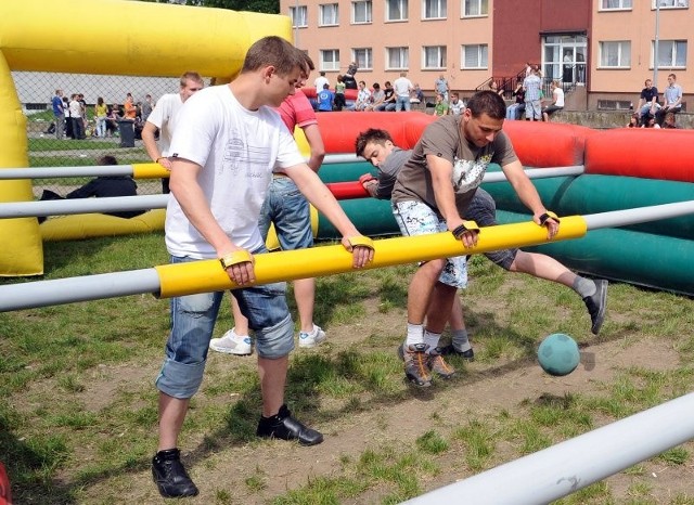 Mecz piłki nożnej w nietypowych warunkach rozegrali wczoraj studenci Zachodniopomorskiego Uniwersytetu Technologicznego.