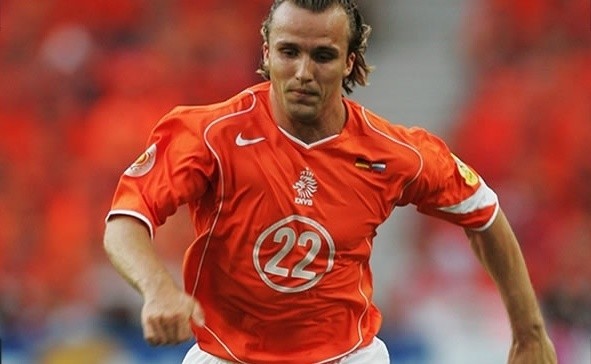 Boudewijn Zenden rozegrał w reprezentacji Holandii 54 mecze i strzelił 7 goli. Grał m.in. w PSV Eindhoven, FC Barcelonie, Chelsea, Liverpoolu i Olimpique Marsylia