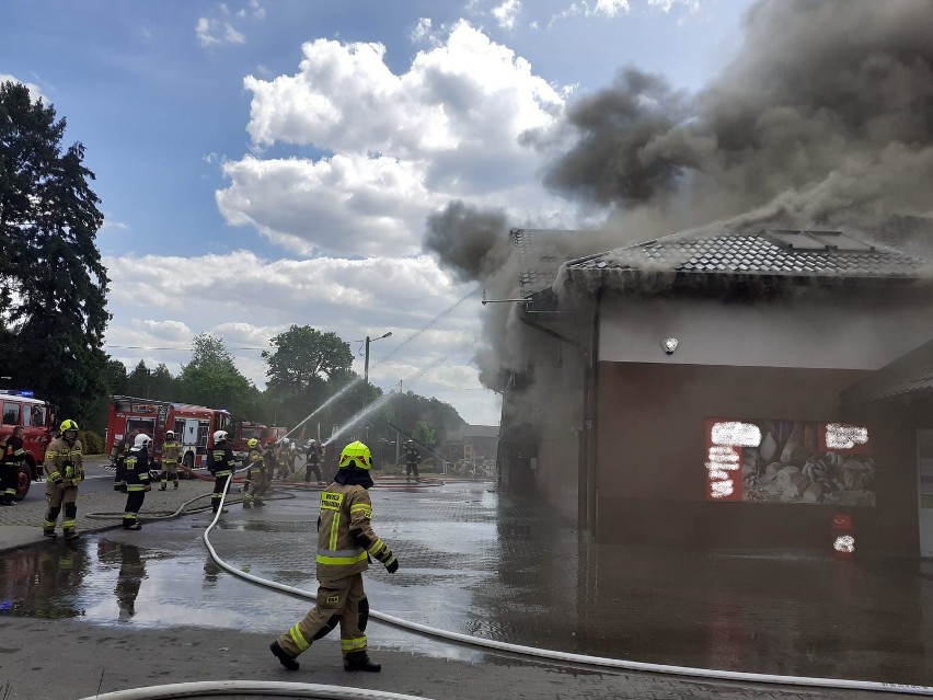 Porządzie. Pożar sklepu. Pożar rozpoczął się od kontenera na śmieci, ogień przeniósł się na elewację budynku. 3.06.2021