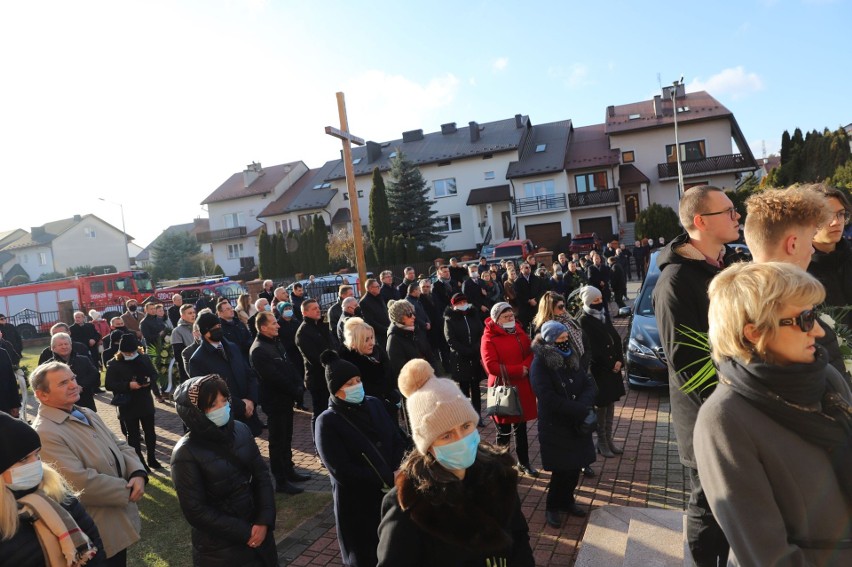Tłumy pożegnały zmarłego burmistrza Połańca. Wzruszający pogrzeb Jacka Tarnowskiego (ZDJĘCIA)