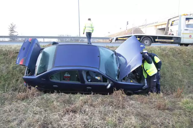 Renault wylądowało w rowie obok wiaduktu