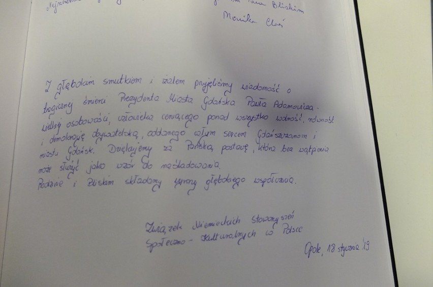 Pogrzeb prezydenta Gdańska Pawła Adamowicza. Księga kondolencyjna w opolskim ratuszu. Zobacz wpisy opolan