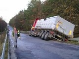 Goleniów: Ciężarówka zsunęła się z wiaduktu, zablokowała przejazd