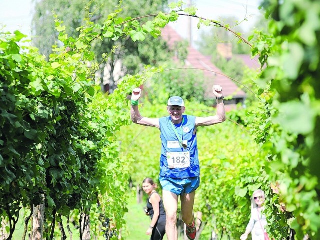 W sobotę odbył się I Maraton Szlakiem Wina i Miodu. Wygrał go Robert Kopcewicz. 42 kilometry pokonał on w czasie 3 godzin, 3 minut i 23 sekund