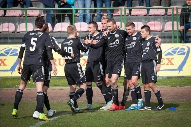 Po zwycięstwie w Gdyni z Arką piłkarze Druteksu-Bytovii chcą pójść za ciosem i wygrać z Widzewem Łódź, by przypieczętować byt w I lidze.