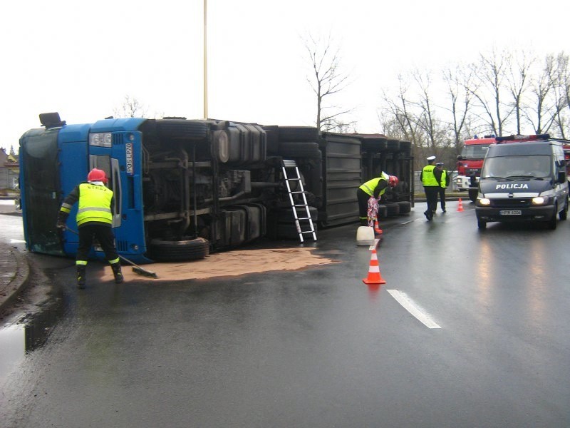 Wypadek tira w Świnoujściu...