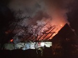 Pożar domu przy ul. Środkowej w Opolu. Ogień gasiło osiem zastępów straży pożarnej