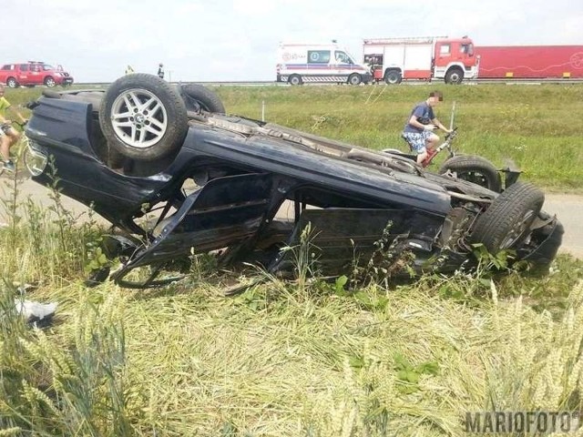 BMW dachowało poza jezdnią.