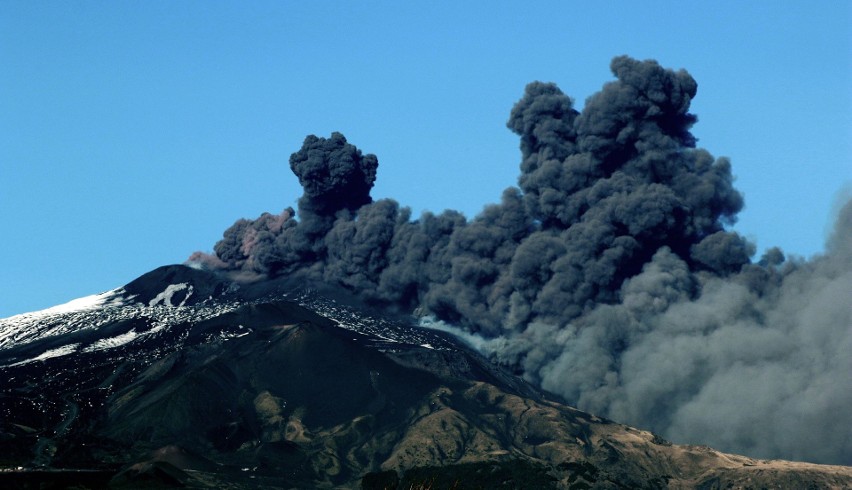 Włochy: Wulkan Etna budzi się ze snu [ZDJĘCIA, WIDEO] Niebezpieczna erupcja? Kłęby dymu i popiołu nad Sycylią, lotnisko w Katanii zamknięte