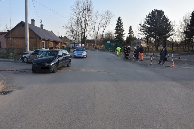 Do wypadku doszło w czwartek w Oleszycach na skrzyżowaniu ul. Krótkiej z ul. 3-go Maja. Pracujący na miejscu policjanci wstępnie ustalili, że 41-letni kierujący mercedesem, wyjeżdżając z ul. Krótkiej nie ustąpił pierwszeństwa i zderzył się z samochodem marki opel. Siła uderzenia była tak mocna, że mercedes uderzył jeszcze w słup energetyczny.Do szpitala przewiezione zostały wszystkie osoby podróżujące w obydwu samochodach w tym trójka dzieci w wieku 6 lat, 5 lat i 5 miesięcy. Zarówno kierowca mercedesa mieszkaniec powiatu jarosławskiego, jak i kierująca oplem mieszkanka gminy Oleszyce, byli trzeźwi.Na miejscu pracowali lubaczowscy policjanci oraz technik kryminalistyki. Szczegółowe okoliczności zdarzenia pozwoli wyjaśnić prowadzone postępowanie.   FLESZ: Wypadki drogowe - pierwsza pomoc 