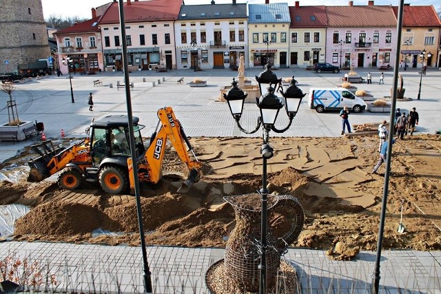 Na żywieckim Rynku powstaje lodowisko.