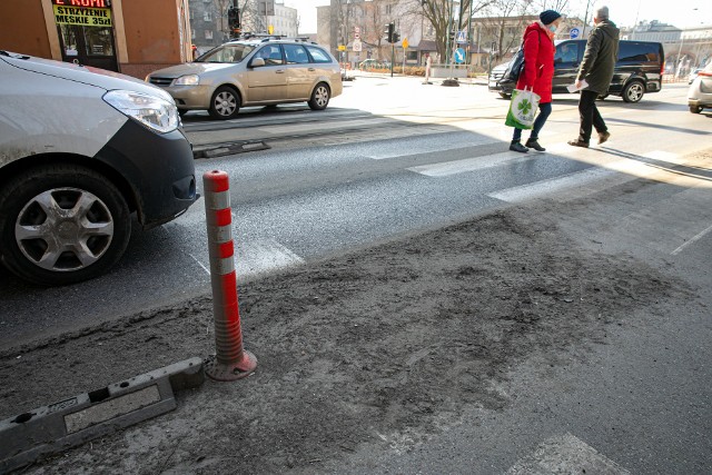 Mieszkańcy zwracają uwagę na to, że na krakowskich ulicach jest brudno, jest dużo pyłu. Czekają aż w końcu ktoś to posprząta.