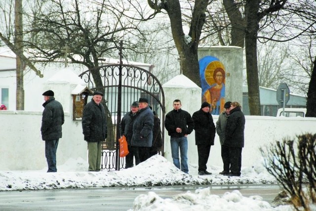 Zabłudowscy wierni są spokojni. Wierzymy w Boga, a nie w naszych hierarchów - podkreślają. - A że biskup to też człowiek, wiadomo od dawna. Rozmawiał z SB, bo widać musiał. Takie czasy...