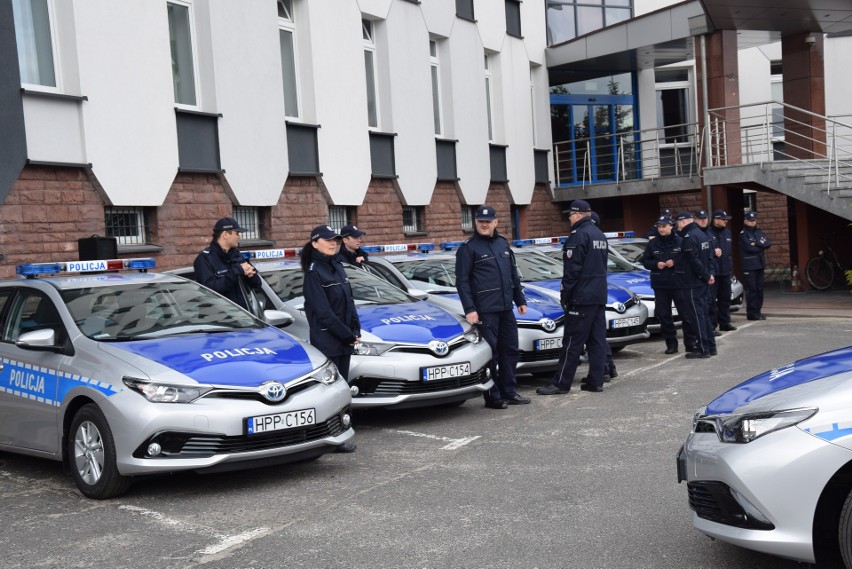 Policjanci z Częstochowy dostali nowe radiowozy hybrydowe....