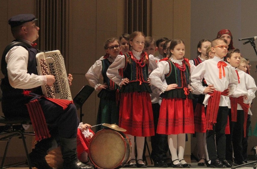 Pokazali barwny folklor Świętokrzyskiego. Zespół Pieśni i Tańca Górne Nutki z Górna oraz Zespół Pieśni i Tańca Morawica zachwycili