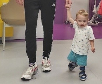 2-letni Aleksander Misiak bardzo się cieszy, że może samodzielnie stawać na nóżki