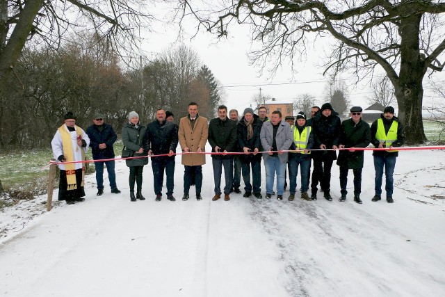 W uroczystym otwarciu drogi Wielgie-Łaziska-Gołębiów uczestniczyli przedstawiciele starostwa, gminy i wykonawcy.