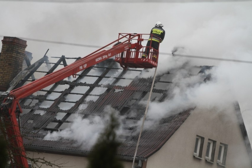 Złotów: Pożar domu wielorodzinnego [ZDJĘCIA, WIDEO]