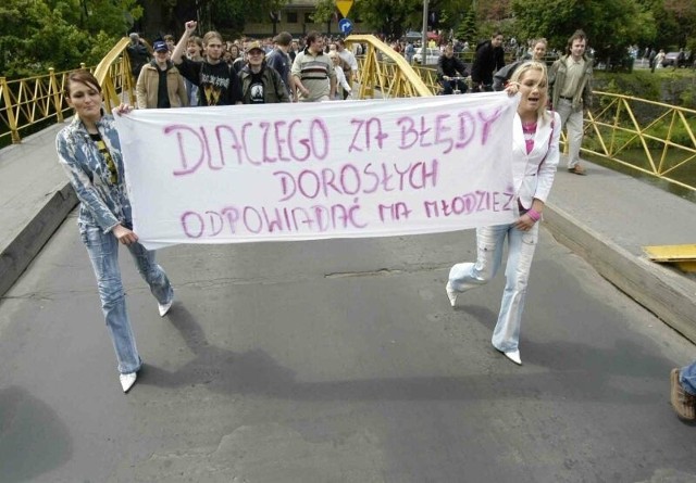 Sobota(15 maja 2004) - demonstracja maturzystów w Opolu. (Fot. Slawomir Mielnik)