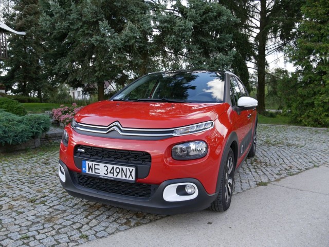 Nowy Citroen C3 to nietuzinkowe i pomysłowo zaprojektowane auto. Jego futurystyczny wygląd może się podobać, a wnętrze z dbałością o szczegóły przykuwa wzrok. Ergonomia na wysokim poziomie sprzyja dłuższym wypadom za miasto, a przestrzeń bagażowa pozwala zabrać nawet większe walizki. Nowoczesne technologie i systemy bezpieczeństwa czynią z C3 pełnoprawne auto connected. Jeśli szukaliście kolorowej alternatywy dla nudnych miejskich maluchów, Citroen będzie idealnym wyborem, szczególnie w połączeniu z automatyczną skrzynią biegów i dynamicznym 110-konnym silnikiem benzynowym.