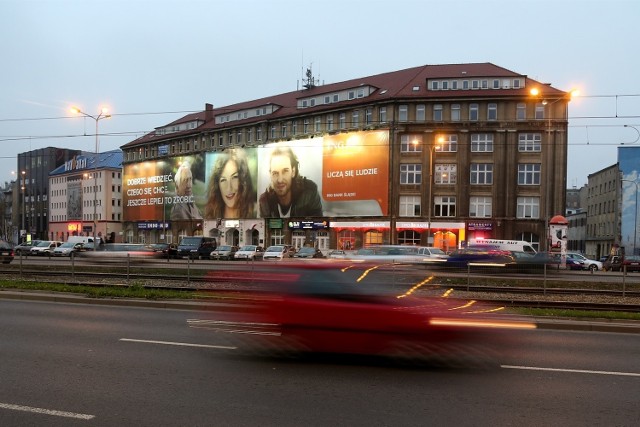 Wielkie reklamy wiszą na budynku Solidarności od lat. Choć urzędy już dawno nakazały zdjęcie siatki reklamowej, ona wciąż wisi. Co gorsza, płachty śmierdzą i zaczęły szkodzić ludziom