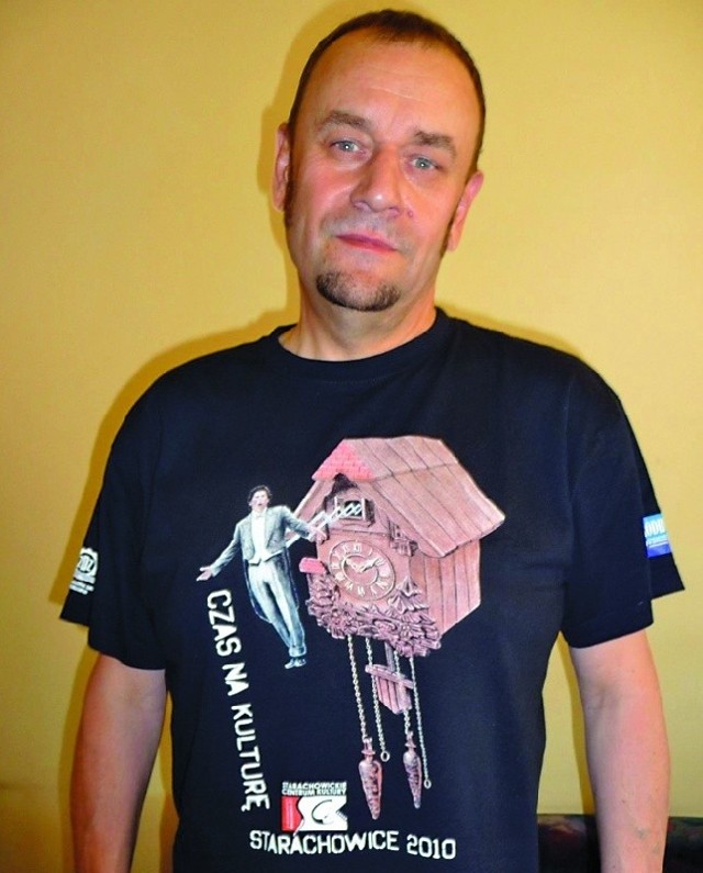 Dyrektor Tomasz Kordeusz promuje kulturę między innymi nosząc koszulkę z napisem &#8222;Czas na kulturę&#8221;.