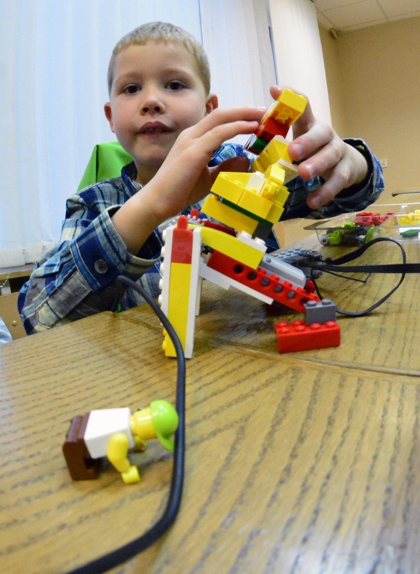 Dzieci budują roboty z klocków
