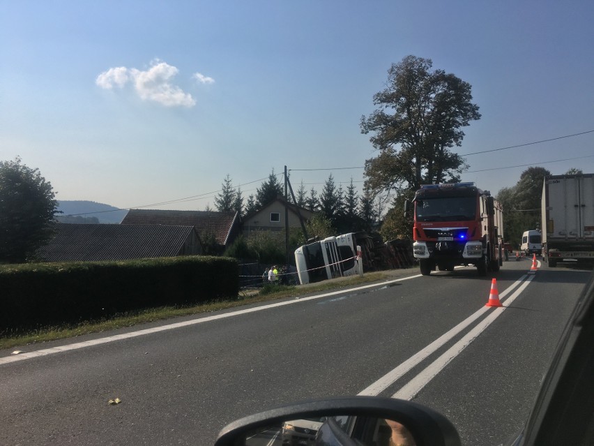 Na miejscu są już odpowiednie  służb, które oczyszczają...