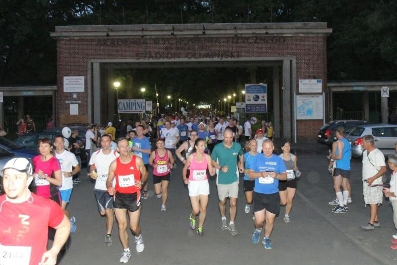 Nocny Wrocław Półmaraton 2013 odwołany! Tłum spontanicznie ruszył ulicami! A Dutkiewicz przeprasza