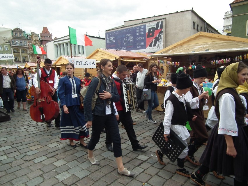Festiwalowa parada na Starym Rynku w Poznaniu
