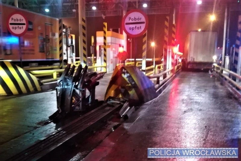 Ciężarówką wjechał w punkt poboru opłat na autostradzie A4....